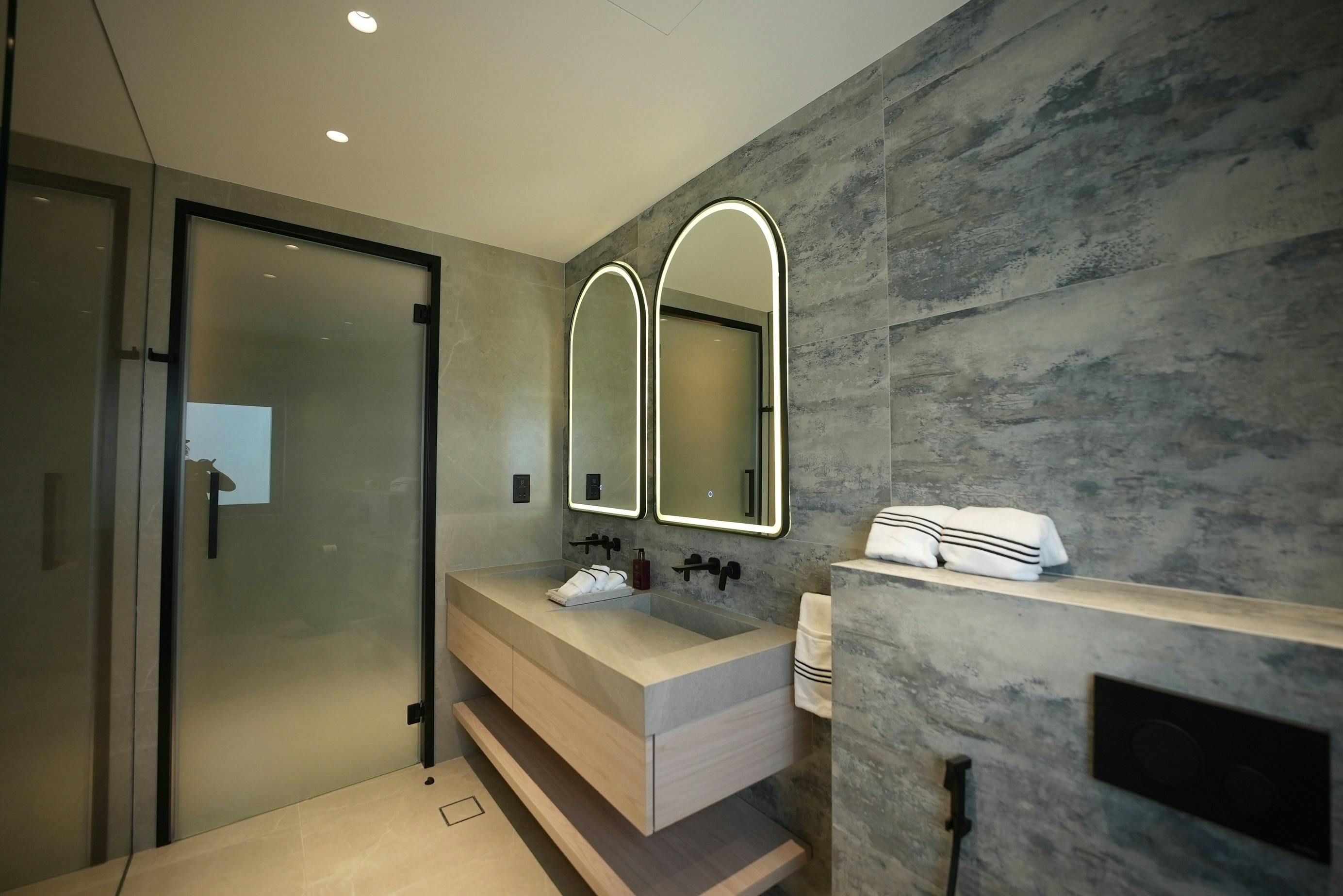 Modern under-mount luxury vanity designed for Dubai premium homes.